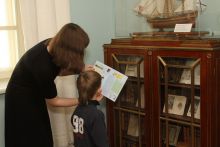 Интерактивно-мультимедийное путешествие по основной экспозиции музея с путеводителем для детей и родителей «Я поведу тебя в музей»