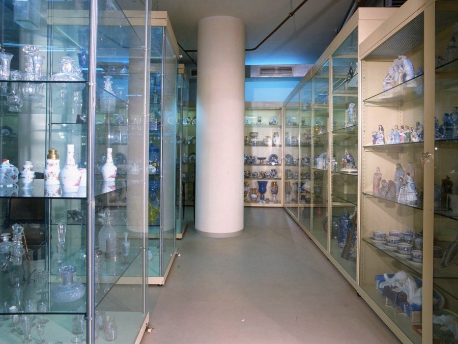 Хранилище художественного стекла и керамики общий вид.