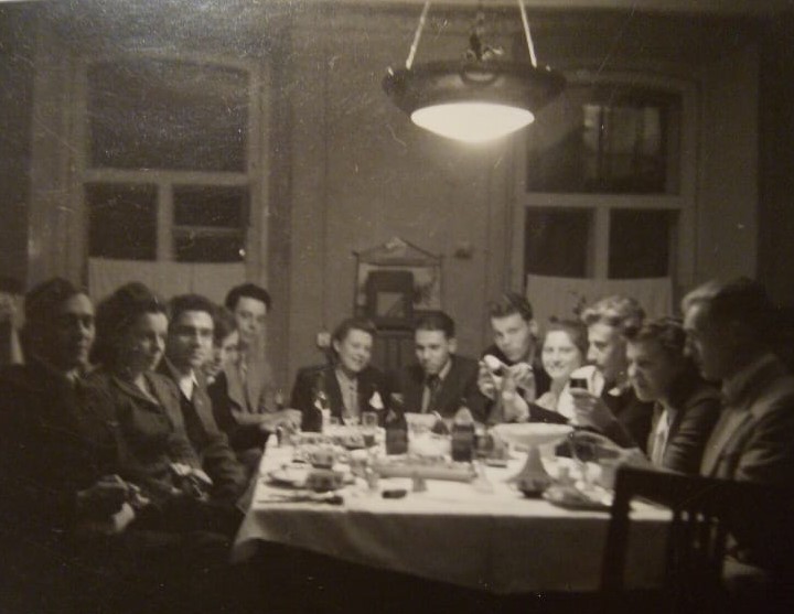 Встреча одноклассников школы №61 в арбатском доме. 1939 г.