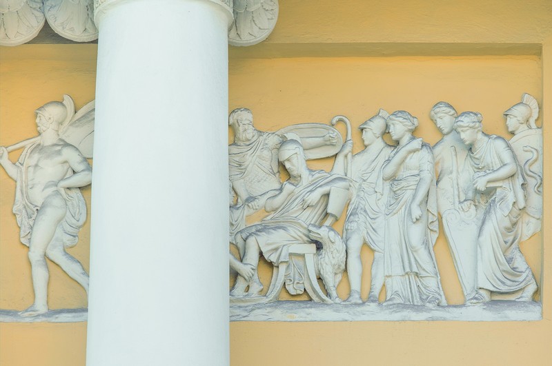 Фасад со стороны Хрущевского переулка. Фрагмент барельефа с изображением Одиссея, известного героя  древнегреческой мифологии и произведения Гомера.