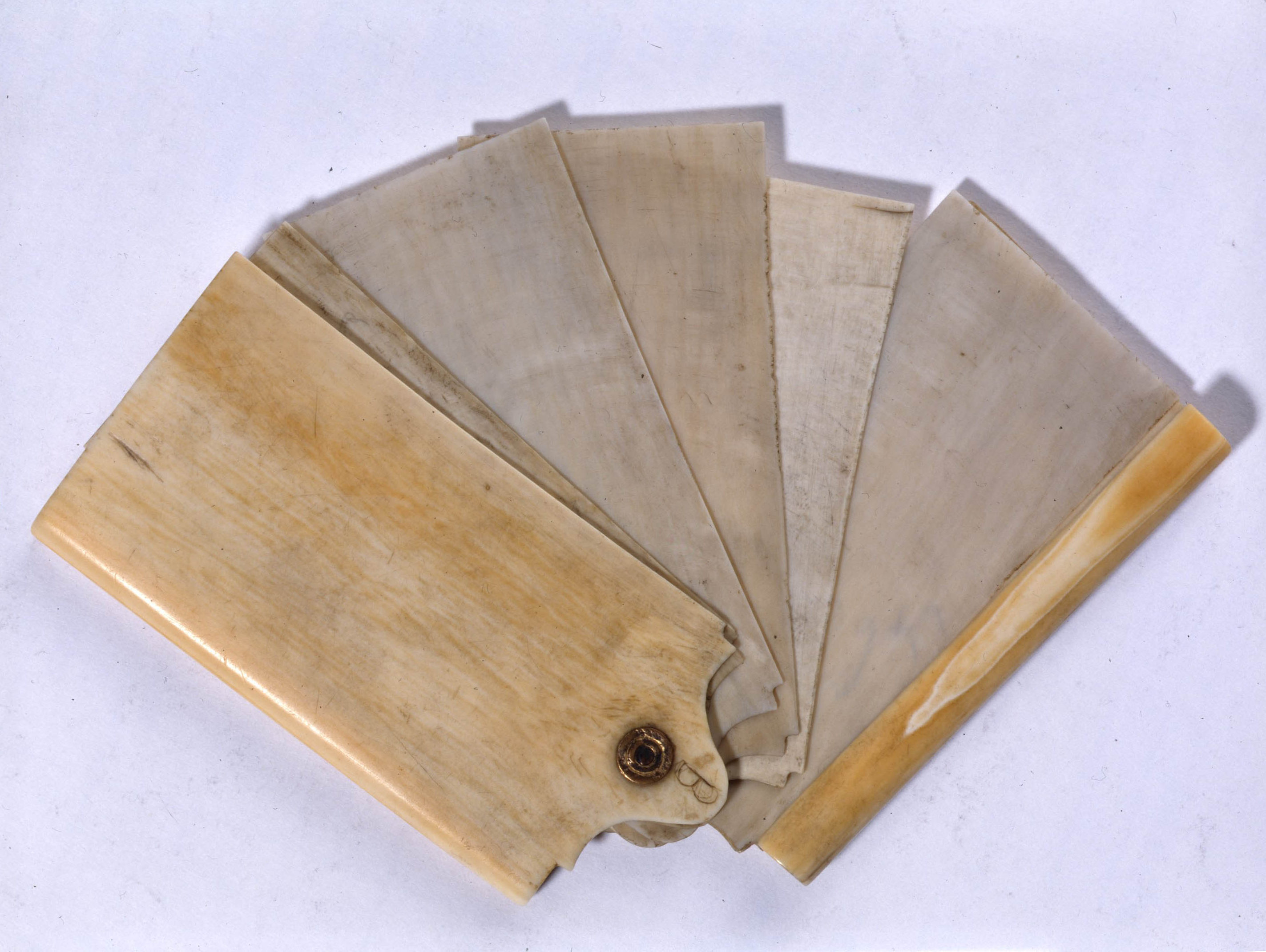 Бальная записная книжка (carnet de bal) А.П. Керн. Россия, 1820 – 1830-е; Моржовая кость, резьба