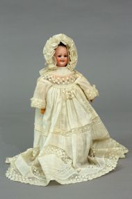 Кукла с тремя выражениями лица. Франция. Начало XIX века. Фарфор, ткань.