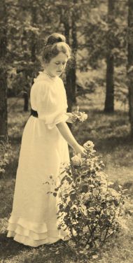 Девушка с розами. Фотография Н.П. Петрова, 1907 г. Иллюстрация из книги "Сады Серебряного века"