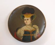 Табакерка с женским портретом на крышке. Папье-маше, темпера Россия, 1820-1830-е гг.
