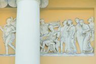 Фасад со стороны Хрущевского переулка. Фрагмент барельефа с изображением Одиссея, известного героя  древнегреческой мифологии и произведения Гомера.