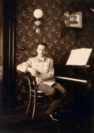 Неизвестный фотограф. Андрей Белый в гостиной арбатской квартиры. 1901–1902. Серебряно-желатиновый отпечаток