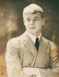 Неизвестный фотограф. С. А. Есенин. Франция, Париж. 1922. Фотобумага матовая, фотопечать. Московский государственный музей С. А. Есенина 