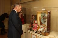 Посол Латвийской Республики г-н Э.Скуя  осматривает  выставку.