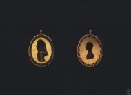 Неизвеастный художник. Двусторонние миниатюры-медальоны: 1. Портрет неизвестного гусара. 2. Портрет молодой женщины с бусами. 1800-е. Эгломизе.